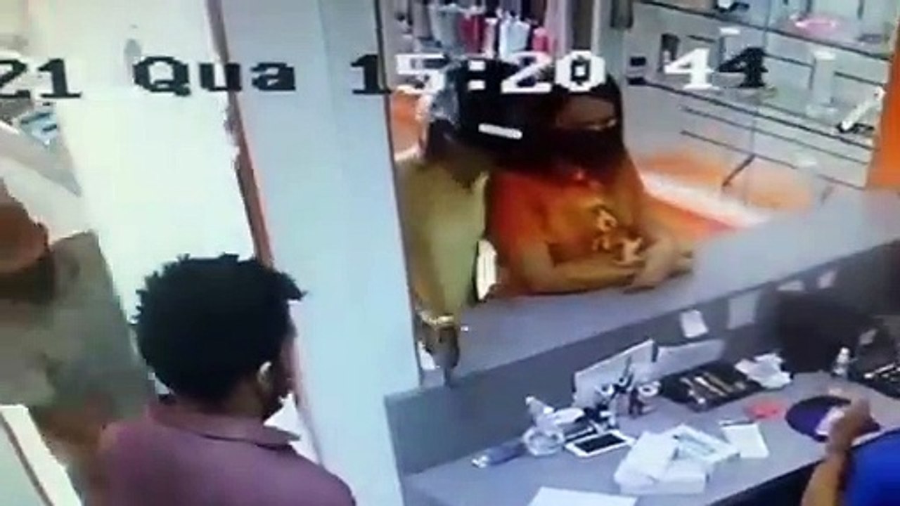 Homens roubam estabelecimento comercial no centro de Sousa em plena luz do dia; Eles homens estavam a pé