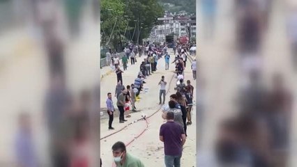 Ayancık'ta çayın karşı tarafında kalan vatandaşlara elden ele su taşınarak içme suyu dağıtıldı