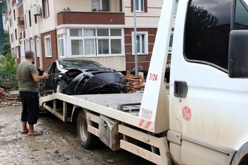 Kastamonu'da enkaz kaldırma çalışmaları başladı