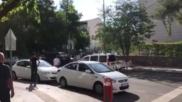 DİYARBAKIR - İki grup arasında taşlı, sopalı ve bıçaklı kavga: 6 yaralı