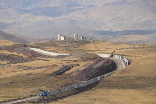 VAN VALİSİ VE GÖÇ İDARESİ GENEL MÜDÜRÜ DUVAR ÖRÜLEN SINIRDA İNCELEME YAPTI -1