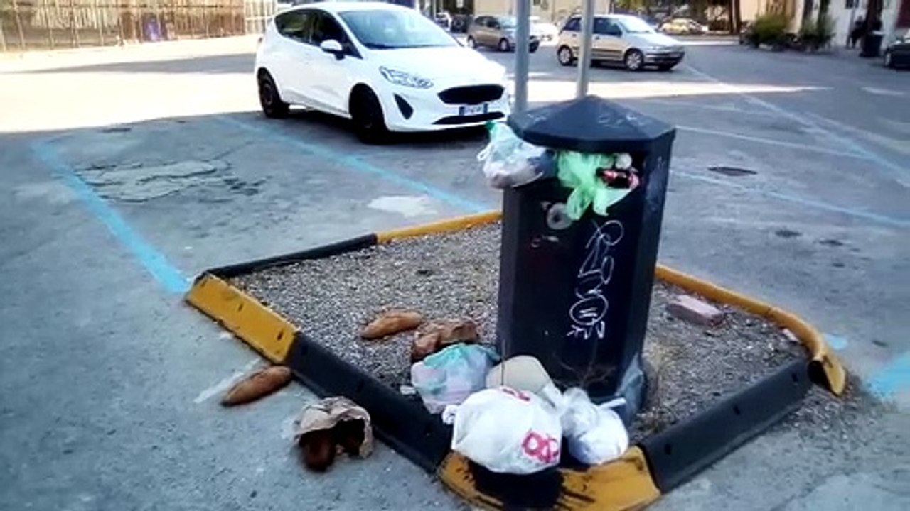 Andria: questa non è raccolta "porta a porta". Ancora inciviltà nel centro abitato