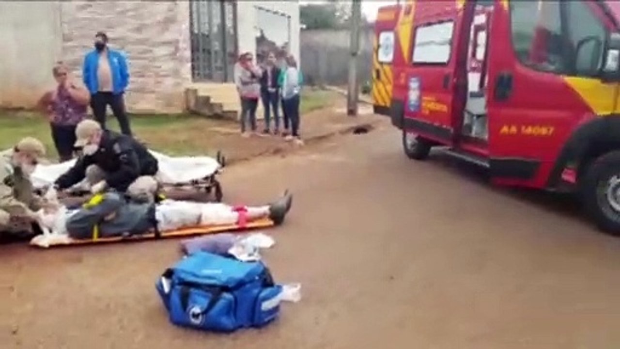 Motociclista fica ferido após colisão com carro na Rua Adolfo Garcia; motorista fugiu sem prestar socorro