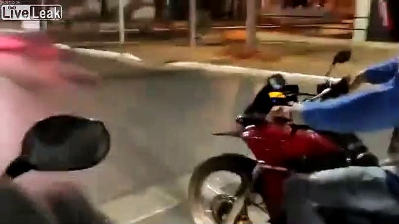 Il fait une belle roue avant en moto quand un policier surgit et l'arrête