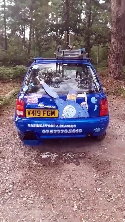 Une voiture qui fait des bulles par le pot d'échappement