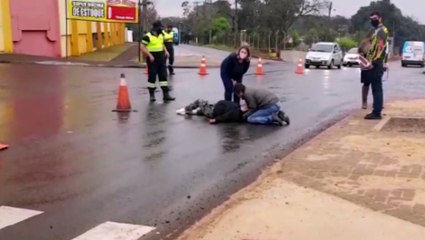 Tải video: Mulher fica ferida em acidente com motocicleta na Avenida Piquiri