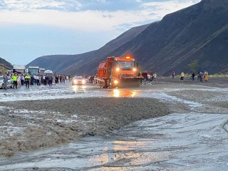 Download Video: Erzincan- Sivas ve Erzincan- Gümüşhane kara yolu heyelan nedeniyle trafiğe kapandı