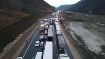 Drone - Erzincan-Sivas kara yolu heyelan nedeniyle trafiğe kapandı