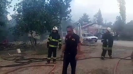 Hamamlıçayköy'de yangın! Minibüs, balya, tarım aletlerinin hepsi yandı