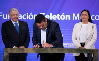 AMLO firma convenio con Teletón