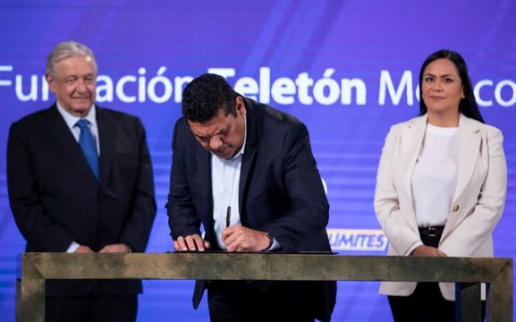 AMLO firma convenio con Teletón