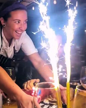 Ο Στράτος Τζώρτζογλου έχει γενέθλια, τα γιόρτασε στη Σαντορίνη και δεν φαντάζεστε πόσο χρονών είναι!