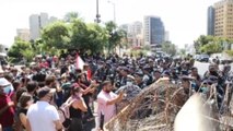 Libaneses cortan carreteras tras levantamiento de subsidios de combustible