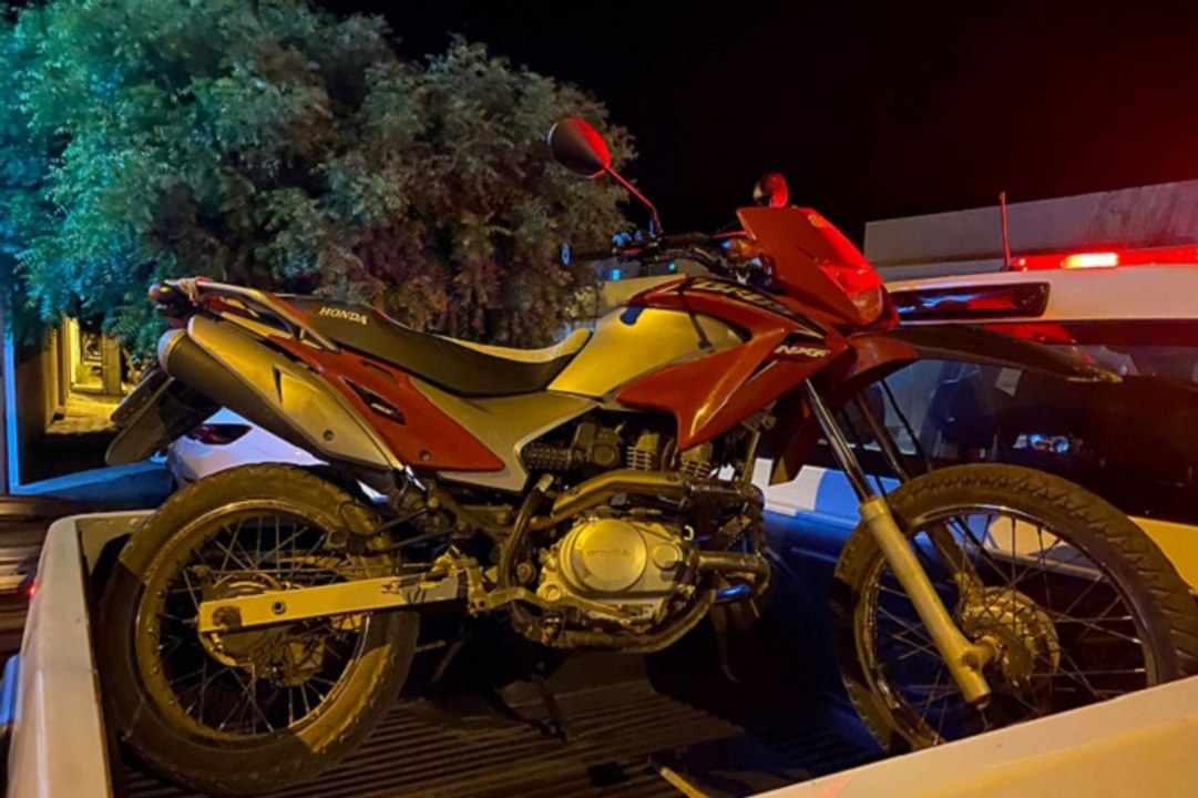 Durante perseguição policial, meliantes abandonam moto e PM recupera veículo, na cidade de Pombal