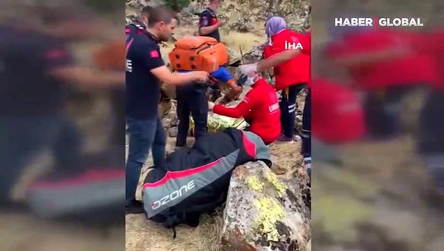 Yamaç Paraşütü Türkiye Şampiyonası'nda paraşütçü, 100 metre yükseklikten dağlık alana düştü