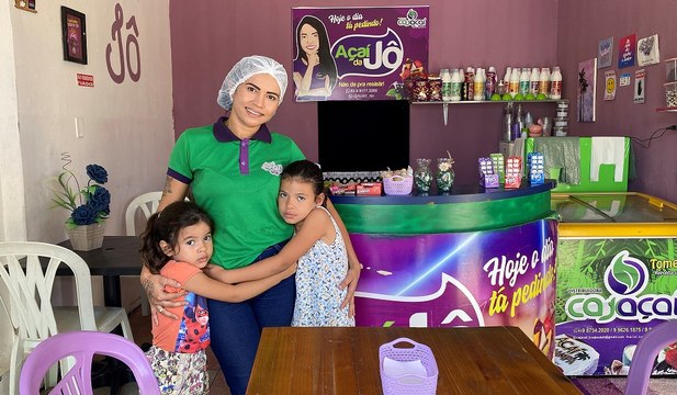 Emocionada, vendedora de açaí em Cajazeiras faz apelo para adquirir moto e não fechar seu ponto