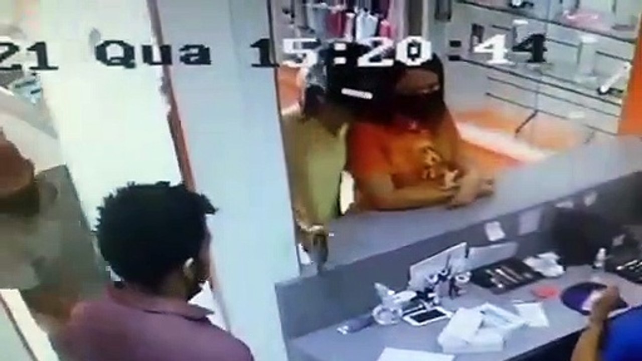 Homens assaltam loja no centro de Sousa em plena luz do dia e em seguida fogem a pé