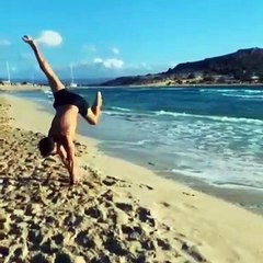 Έξαψη: Ηθοποιός της σειράς κάνει τα... «ακροβατικά» του στην παραλία!