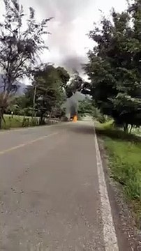 Enfrentamiento en la frentera Guatemala México, deja dos vehículos incendiados