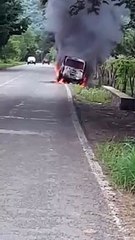 Download Video: Enfrentamiento en la frentera Guatemala México, deja dos vehículos incendiados