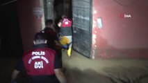 Son dakika haberleri | Sel bölgesinde polisten yaşlı çifte yardım eli