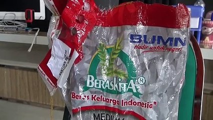 Download Video: Beras Bantuan Rusak Tak Layak Konsumsi