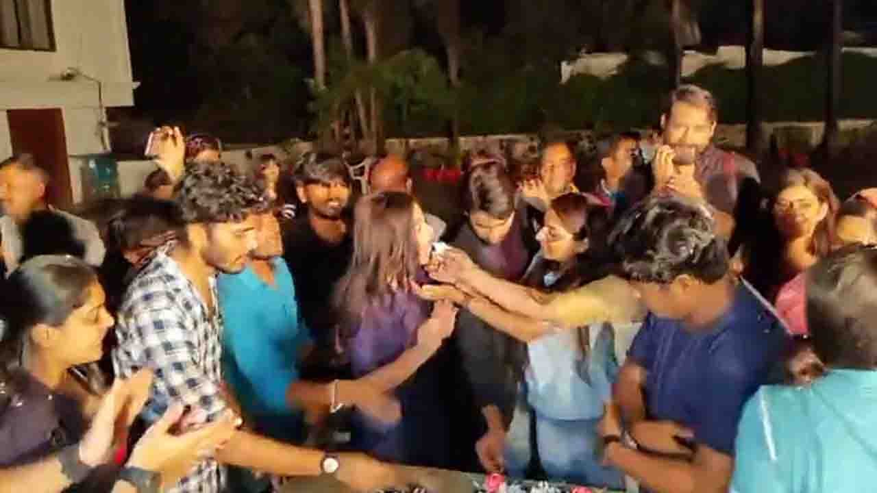 Namak Issk ka के आखरी दिन Yug और कहानी ने Cake kaatkar ऐसे किया Wrap Up Party | FilmiBeat