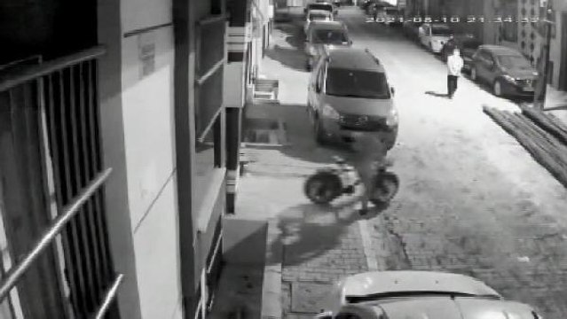 Son dakika haber! ESENYURT'TA APARTMANDAN BİSİKLET ÇALAN HIRSIZ KAMERADA