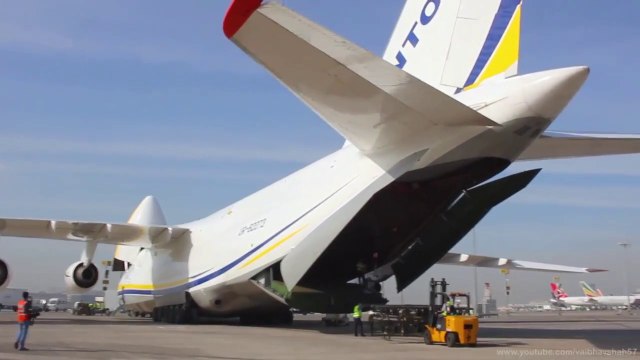 05.Walking Around Antonov AN-124 UR-82073 of Antonov Design Bureau at Mumbai International Airport_Trim