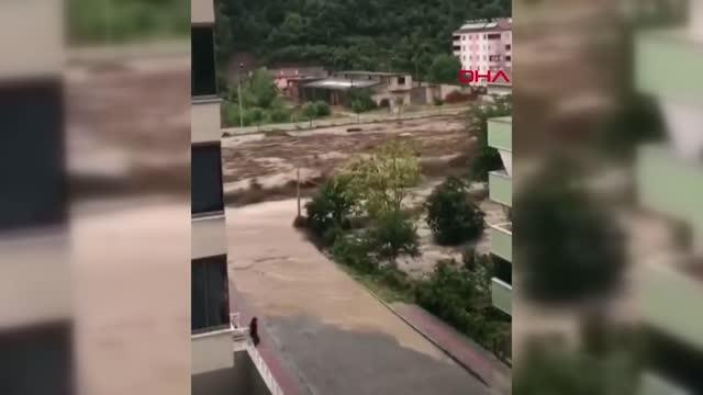 Son dakika gündem: SEL SONRASI TAŞAN EZİNE ÇAYI BOZKURT'U BÖYLE YUTTU, ARACINDAN SON ANDA ÇIKAN KİŞİ SÜRÜKLENDİ -2 ekiyle