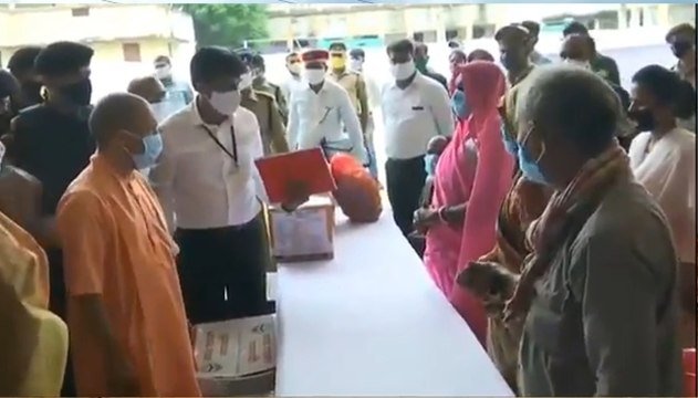 बाढ़ ग्रस्त क्षेत्रों का दौरा करने गाजीपुर पहुंचे योगी,182 परिवारों में राहत सामग्री का किया वितरण