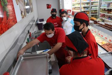 Maharetli "özel" eller, telafi derslerinde iş yerlerinde yemek yapmayı öğreniyor