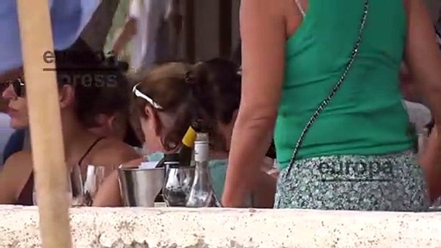 Isabel Díaz Ayuso disfruta de una terraza con amigas y no hay ni rastro de Nacho Cano