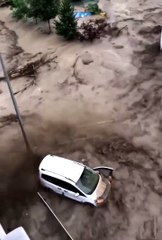 Kastamonu'nda selin ortasında çaresiz kalan vatandaşın dehşet dolu anları kamerada
