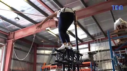 Une femme monte au sommet du Burj Khalifa : la plus haute tour du monde