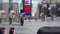 ABD'nin New York kentinde güvenlik güçleri, Times Meydan'ındaki şüpheli paket nedeniyle halkı meydandan uzak durması konusunda uyardığı bildirildi.