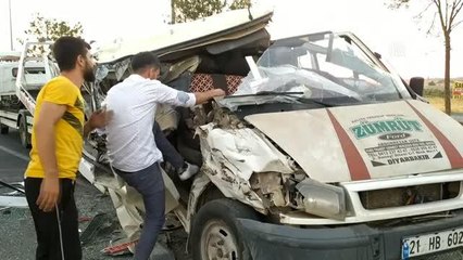 DİYARBAKIR - Park halindeki araca çarpan kamyonetin sürücüsü yaralandı