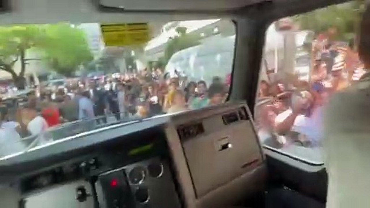 TRAVIS SCOTT SWARMED BY FANS AT CACTI POP UP IN MIAMI