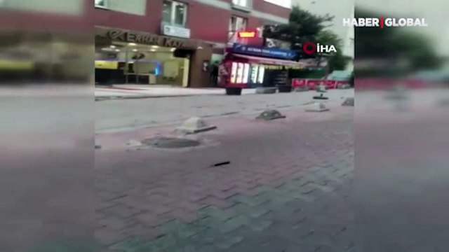 Esenyurt'ta bir kişi annesini rehin alıp eşyaları aşağıya attı