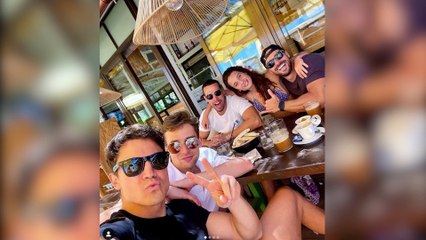 Álex González celebra su 41 cumpleaños disfrutando del verano