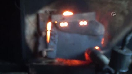 40 yıldır demire şekil vererek geçimini sağlıyor