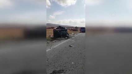 Son dakika! 2 otomobilin çarpışması sonucu 1 kişi öldü, 9 kişi yaralandı