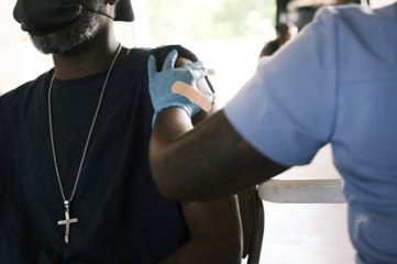La FDA autorizará las vacunas de refuerzo para personas con sistemas inmunitarios débiles