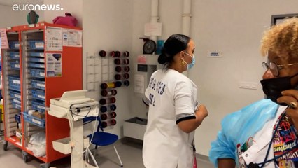 En Martinique, Olivier Véran injecte une dose pour inciter les habitants à se faire vacciner