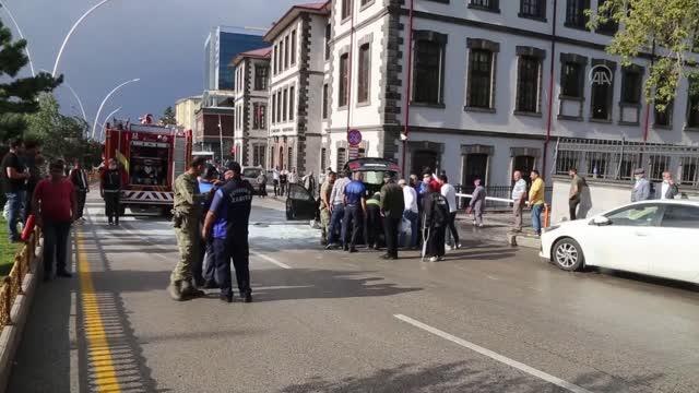 Son dakika haberleri: Seyir halinde alev alan otomobili itfaiye ekipleri söndürdü