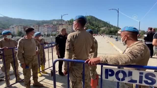 Ayancık'ta selden zarar gören ve bir kısmı çöken köprü yaya trafiğine kapatıldı