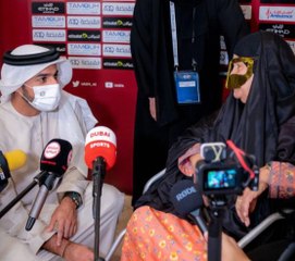 الشيخ راشد بن حميد النعيمي يكرّم الوالدة "أم علي" لدعمها و وجودها الدائم بمباريات المنتخب الإماراتي