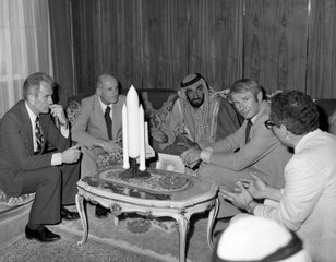 بين لقاء مأمول وواقع نعيشه اليوم.. ما قصة هذه الصورة الشهيرة للمغفور له الشيخ زايد طيّب الله ثراه؟