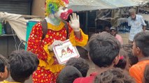 أشوك كورمي.. متطوع يساعد أطفال الأحياء الفقيرة بالهند مرتدياً زي المهرج!