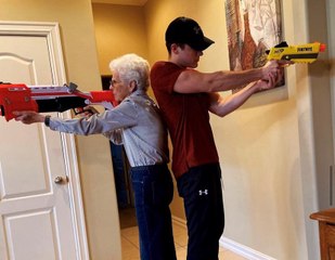 حب أفلام الأكشن يدفع الأمريكي "هولدن ديفينبورت" لمشاركة جدته في مغامرات يومية بالمنزل!